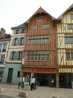  maison à pans de bois rouge (monoprix)